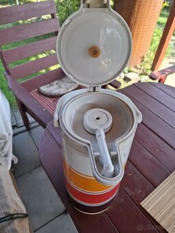pumpovaci termoska 2,2 L. - 3