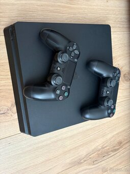 PS4 + 2 ovladače a kompletní kabeláž - 3