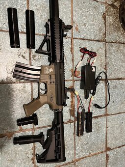 Airsoft M4/AR15 útočná puška s příslušenstvím - 3