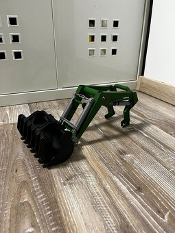 BRUDER Traktor John Deer s nakladačem a přívěsem - 3