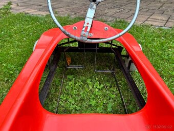 Šlapací autíčko historické červené - 3