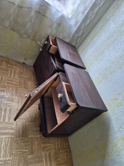 Zachovalá retro ložnice - skříně, postele, noční stolky - 3