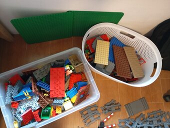 LEGO DUPLO - velký mix kostek, kolejí, aut a dalsi (komplet) - 3