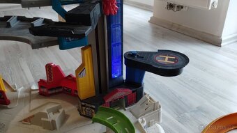 Hotwheels garáž + další dráhy - 3