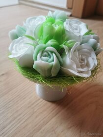 Mýdlová vonná dekorace bílo zelená v keramice - 3