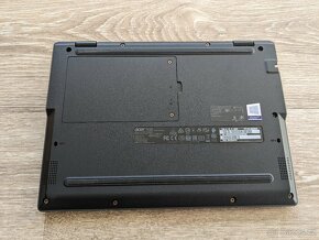 Starší a drobný Acer notebook - 3