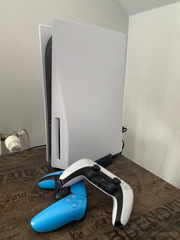 Playstation 5 s dvěmi ovladači - 3