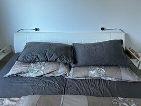 Masivní dřevěná postel vč. matrací a lampiček - 3