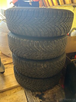 Kola 195/65 R15 4x disk a zánovní zimní pneu , na Škoda Octa - 3