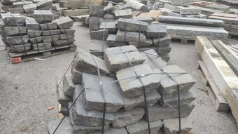 Stará kamenná dlažba, zápražáky, cca 60 m2 - 3