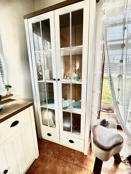 Nábytek Provence - vitrína, komody, skříň a stolek - 3