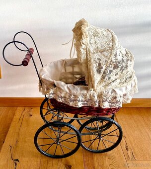 Starý krásný kočárek s panenkou - 3