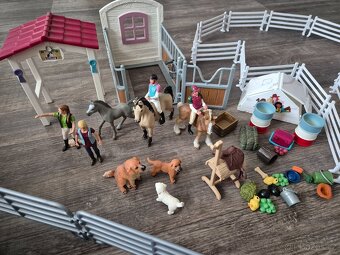 Prodam ohrady,kone,staje,doplnky,prevazne Schleich - 3