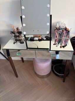 Kosmeticky stolek - 3