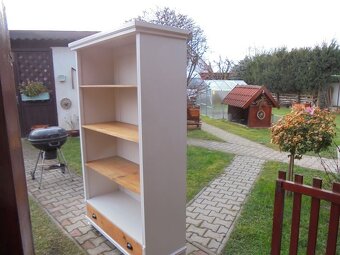 Knihovna s zásuvkou - 3