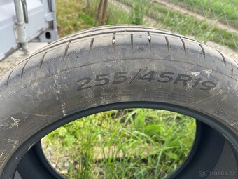 Tesla Y pneu - 255/45 R19 - 3