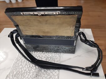 Prodám knoflíkovou harmoniku - Hohner -36 x36x 19 cm - 3