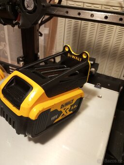 Držák akumulátoru DeWalt 18/20v (úhlový 75°) - 3