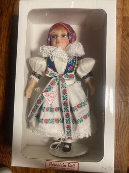 Porcelánová krojovaná panenka - 3