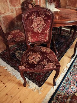 Jídelní stůl se čtyřmi židlemi a dvěma křesílky - 3