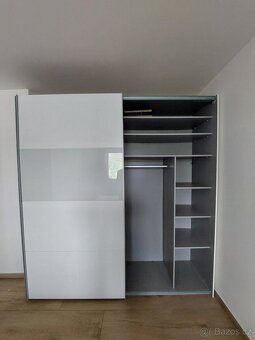 Prodám velkou šatní skříň - 3