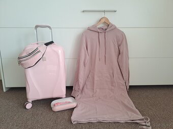 Růžový cestovní set (kufr, šaty, ledvinka, deštníček) - 3
