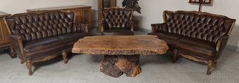 Luxus, kožená Chesterfield sedací souprava a stůl. - 3