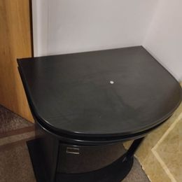 Moderní tv stolek s otáčecí deskou a skleněnými dvířky - 3