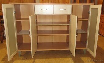 Komoda moderní s prosklenými dveřmi a šuplíky - 3