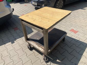 Dílenský stůl na kolečkách.  Zadáno - 3