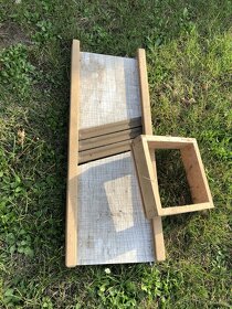 Polička, dřevěný svícen, košíky - 3