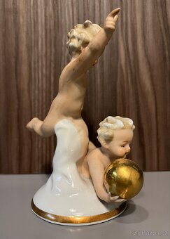 Keramická soška CHLAPEČCI S MÍČEM - 3