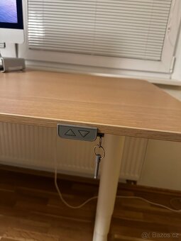 Polohovaci psaci stůl Ikea Bekant - 3