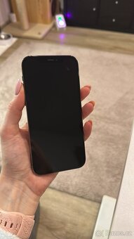 iPhone 12 Pro v barvě Graphite - 3