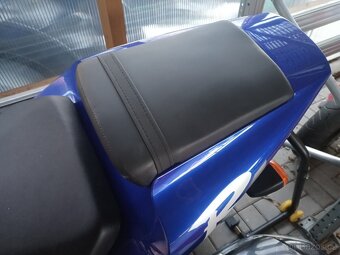 Prodám zadni sedlo na moto yamaha YZF R1 98, 99 RN01 - 3