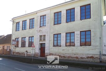 Dvoupodlažní dům (cca 400 m2), pozemky 1.130 m2. Dolní Kouni - 3