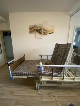 Polohovací postel s antidekubitní matrací - 3