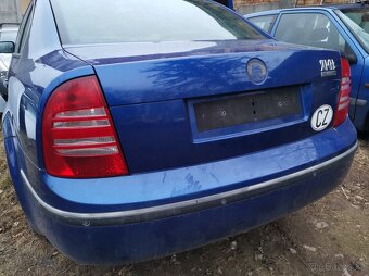 Škoda Superb veškeré díly z vozu modrý černý - 3