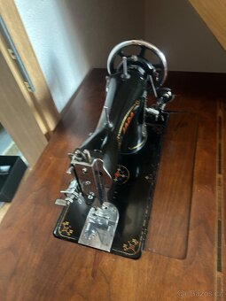 Šicí stroj Lada zrestaurovaný - 3