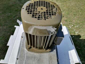 Převodový motor 380 voltů 3 hnací hřídele 1,1 kW - 3