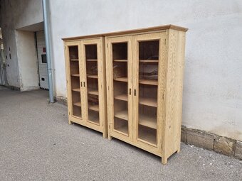 NÁDHERNÉ SMRKOVÉ KNIHOVNY-VITRÍNY PO RENOVACI - 3
