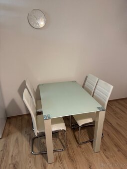 Prodám jídelní stůl se čtyřma židlema - 3