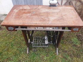 Historický šicí stroj zn. Lada - 3