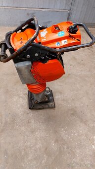Vibrační pěch Bomag BT 65 - 3