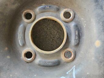 Prodám zimní pneu + disky 185/65R14 , FORD 14" - 3