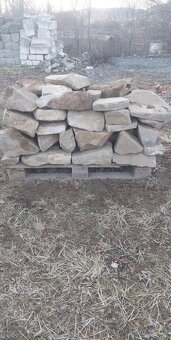 Stodolový kámen na paleťe skládaný cca 5m² - 3