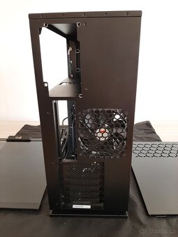 In-Win 303 Black Speciál Edice, 2x Držák Grafické karty - 3