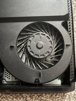 Prodám PS4 Pro s velkým 2TB úložištěm, ideální pro všechny h - 3