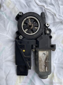 Renault Laguna II – stahovací motorek okna - 3