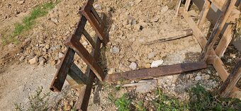 Smykom riadený nakladač Unc 060 - 3